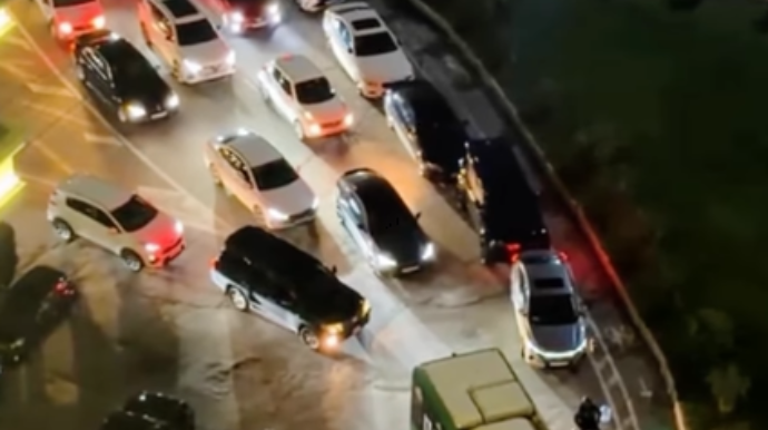 Bir avtomobilin səhv parklanmasına görə digər sürücülər əziyyət çəkdi - VİDEO
