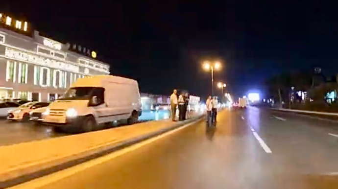 Piyadalar yola atıldı, sürücü son anda təhlükədən yayındı   - VİDEO