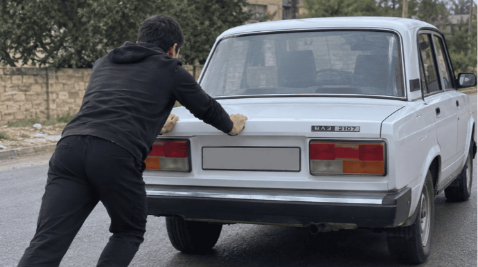Xırdalanda avtomobili itələyərək qaçıran gənc HƏBS OLUNDU 