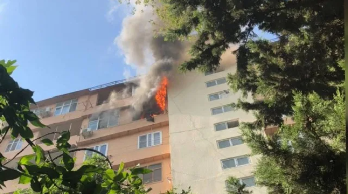 Bakıda yaşayış binasında yanğın OLDU  - VİDEO