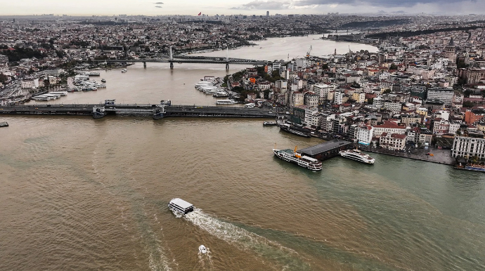 İstanbul boğazında fərqli mənzərə - Dəniz qəhvəyiyə boyandı - FOTO