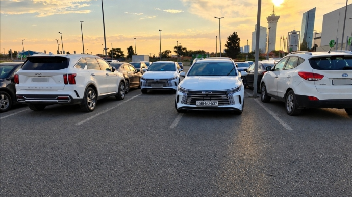 İrada məhəl qoymayıb maşını əyri park edən sürücü hamıya mane oldu - FOTO