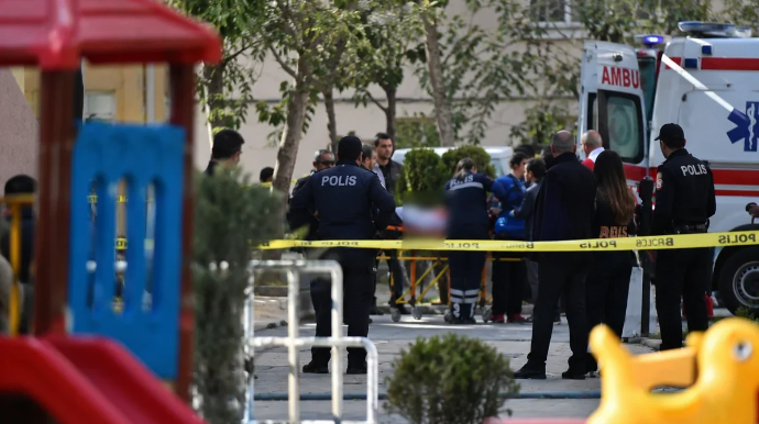 Uşağını bağçaya aparan ana hücuma məruz qaldı: Üç yaşlı oğlu bıçaqlandı - VİDEO