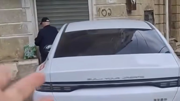 Bakıda səkini zəbt edən sürücülər uşaqlı anaya çətinlik yaratdı - VİDEO