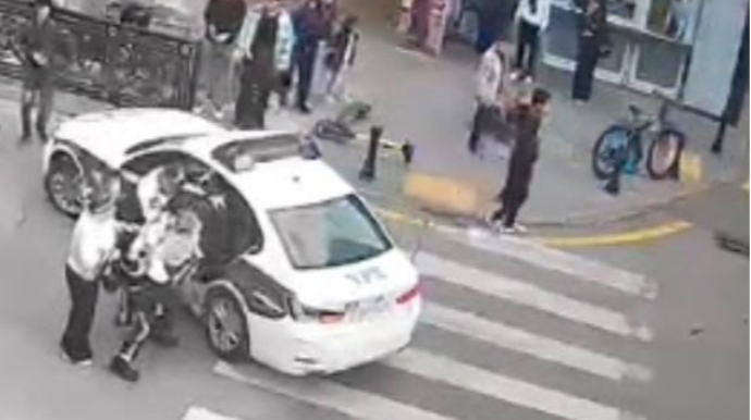 Yol polisi maşının altında qalan uşağı xəstəxanaya çatdırıb həyatını xilas etdi - VİDEO
