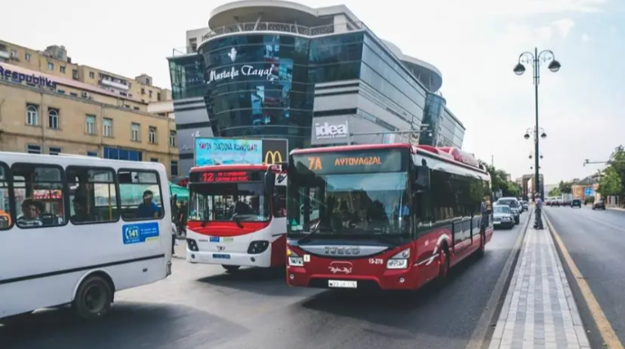 Bakıda sürücü sərnişinlərə küsdü, avtobusu sürməkdən imtina etdi - VİDEO 