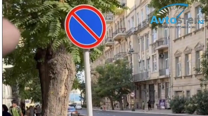 Bu küçədə “Durmaq qadağandır” nişanı quraşdırıldı: Cərimələnə bilərsiniz – VİDEO  