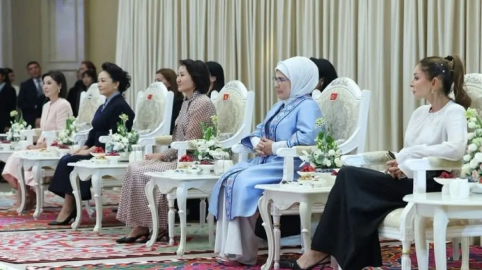 Beş ölkənin birinci xanımları Bişkekdə əl işləri sərgisini ziyarət etdi 