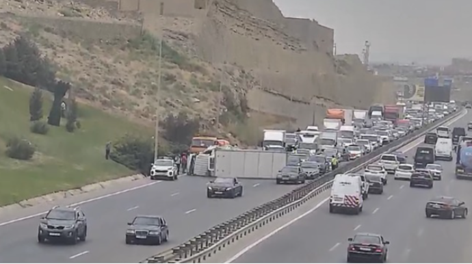Dairəvi yolda yük maşını aşdı; tıxac yarandı - FOTO