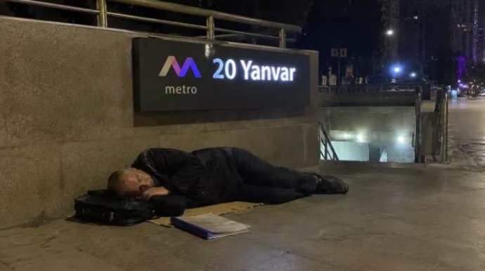Bakıda müəllim küçədə yatdı, telefonu oğurlandı 