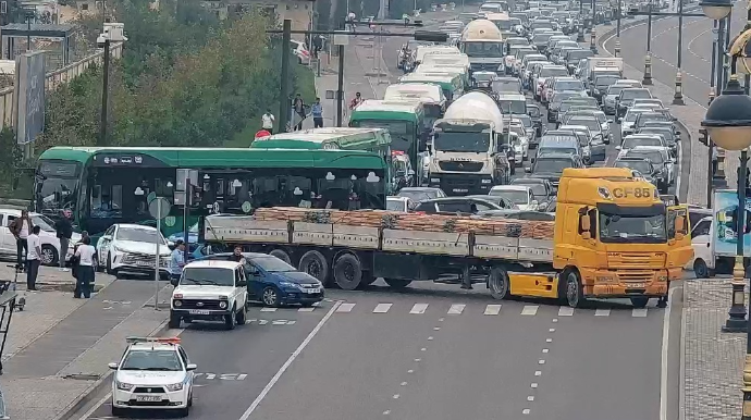 В Баку с дороги убран парализовавший движение грузовик - ВИДЕО - ОБНОВЛЕННЫЙ