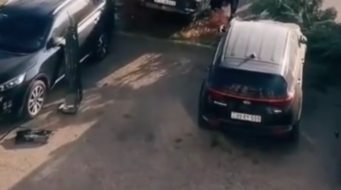 Bulvarda "BMW" park edilmiş 3 maşına ÇIRPILDI  - VİDEO