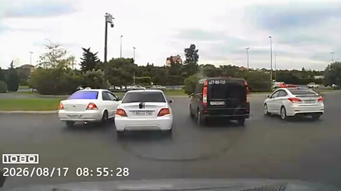 Təhlükəli manevr edən sürücü qəza törətməkdən son anda yayındı   - VİDEO