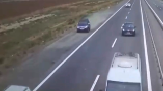 Sükan arxasında yuxulayan sürücü ağır qəza törətdi - VİDEO