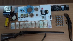 Evdən külli miqdarda narkotik və silah-sursat götürülüb