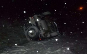 Qubada “Toyota” buzlu yolda aşdı - 2 nəfər xilas edildi