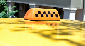 Taksi sürücüsü polisin funksiyalarını yerinə yetirərək ziyankarı saxladı