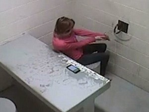 Qadın polis idarəsindən belə qaçdı - VİDEO