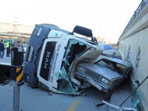 Betonqarışdıran 2 avtomobilin üstündən keçdi: yaralılar var