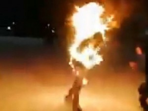 Yeniyetmələr gənc oğlanı yandırdılar - VİDEO