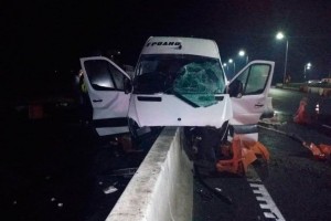 Mikroavtobus beton yol ayrıcına çırpıldı: azı 12 ölü, 10 yaralı