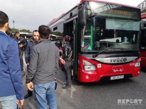 Sərnişin özünü "BakuBus"un avtobusunun qarşısına atıb