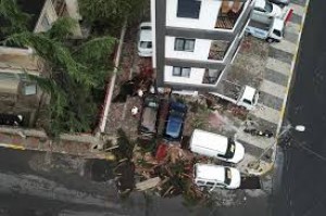 Güclü külək əsdi: 6 avtomobilə zərər dəyib - VİDEO