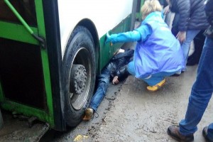 Bakıda piyada avtobusun altında qalıb