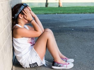 Məktəbdə oğlanlarla birlikdə pornoya baxan 6 yaşlı qız zorlandı - FOTO