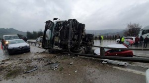 Lüks avtomobilləri daşıyan TIR aşdı: maşınlar əzik-əzik oldu - FOTO
