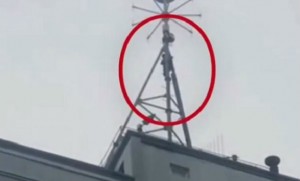 17 mərtəbəli binaya çıxıb intihar etmək istədi - VİDEO