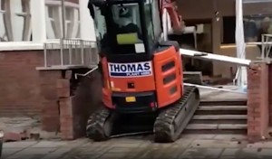 Maaşı kəsilən fəhlə hoteli sökdü - VİDEO