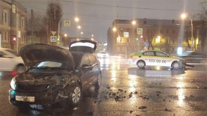 “Taksi”nin yol kəsişməsində avtomobillə toqquşduğu anın VİDEOsu
