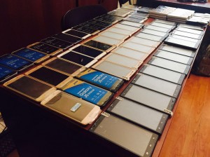 Avtomobildən 112 ədəd mobil telefon aşkar edildi - FOTO