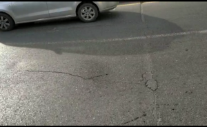 Bu küçədə piyada keçidi pozulub, amma yenilənmir - Təhlükə - VİDEO