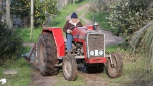 Dünyanın ən kasıb prezidenti traktor sürür - FOTO