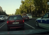 Bakıda qadın sürücü yol polisini görüb həyəcanlandı və qəza  - VİDEO