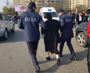 Halı pisləşən qadın BNA əməkdaşlarının köməyi ilə xəstəxanaya çatdırılıb - FOTO