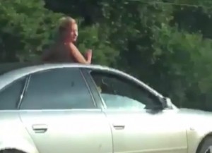 Maşından çıxan lüt qadını görən sürücülər çaşbaş qaldı - FOTO