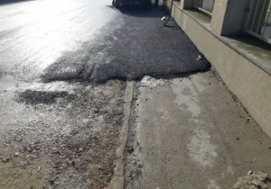 Sabunçuda anoloqu olmayan yol çəkilişi: Asfaltbasanlar səkini "yedilər"...