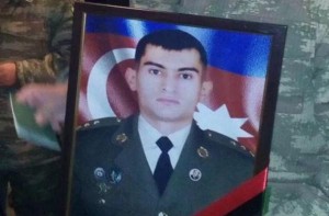 Şəhid baş leytenantın cənazəsi 5 saatdır hava limanında qalıb - VİDEO