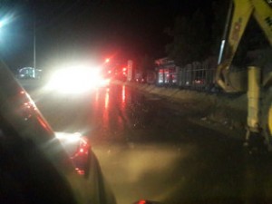 Su borusu partladı: avtomobil yolu su altında qalıb - Abşeronda