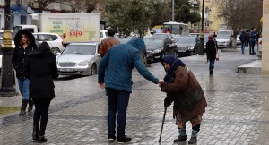 Yollarda sürücülərin yolunu kəsən dilənçilər - Onlar sizi şərləyə bilər...