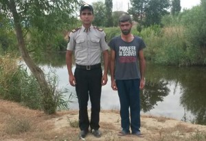 Polis əməkdaşı rayon sakinini boğulmaqdan xilas edib - FOTO