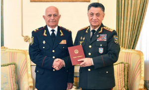 Nazir istefada olan polis generalını təbrik etdi - FOTO