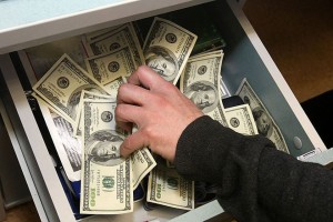 1 milyonluq dələduzluq işində adı keçən şəxsin məhkəməsi başlayıb