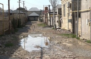 Bakının bu məhəlləsinin palçıqlı yolları nə vaxt təmir olunacaq?  - VİDEO