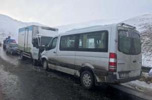 Yük maşını mikroavtobusla toqquşdu: 4-ü ağır olmaqla, 8 yaralı - FOTO