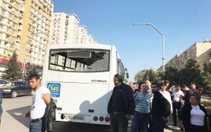 Bakıda daha bir marşrut qəzası: 2 yaralı - FOTO