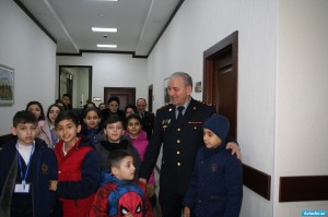 Polis rəisi uşaqların suallarını cavablandırıb hədiyyə verdi - FOTOLAR